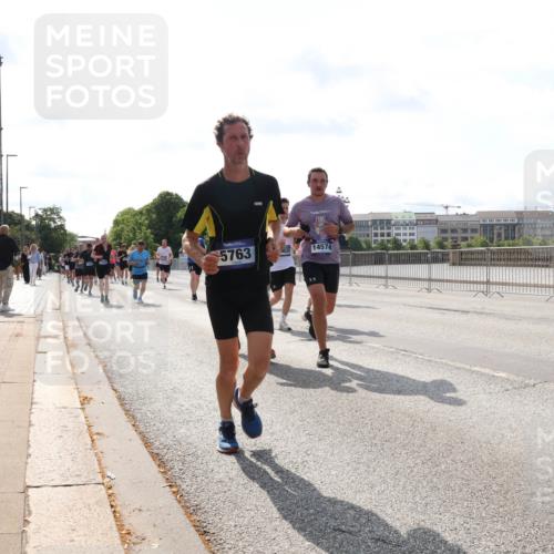 29.06.2025 - hella hamburg halbmarathon Lena Gebhardt http://msf.ph/oto/8374406 29.06.2025 10:02:22 Lombardsbrücke 5763, 14574, 1128, 1254, 1364, 1432, 1453, 1702, 1733, 2142, 2322, 2323, 2685, 2712, 2819, 3169, 3225, 3780, 3976, 4066, 4286, 4985, 5742, 5763, 6166, 6295, 6322, 6327, 6595, 6708, 6860, 7031, 7049, 7189, 7223, 7243, 7323, 7869, 7888, 8003, 8662, 8749, 9020, 9021, 9131, 9156, 9353, 9554, 9741, 9928, 9986, 10177, 10295, 10539, 10866, 11191, 11554, 11670, 11702, 11782, 11871, 11938, 12315, 12316, 12491, 14471, 14660, 14677, 16420 meine-sportfotos.de