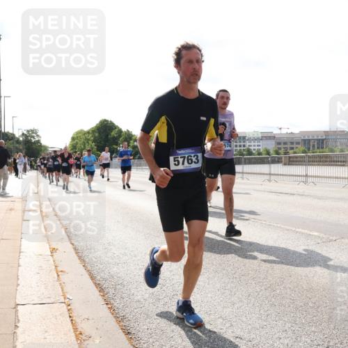 29.06.2025 - hella hamburg halbmarathon Lena Gebhardt http://msf.ph/oto/8374465 29.06.2025 10:02:23 Lombardsbrücke 5763, 574, 1128, 1254, 1364, 1432, 1453, 1702, 1733, 2142, 2322, 2323, 2685, 2712, 2819, 3169, 3225, 3780, 3976, 4066, 4286, 4985, 5742, 5763, 6166, 6295, 6322, 6327, 6595, 6708, 6860, 7031, 7049, 7189, 7223, 7243, 7323, 7869, 7888, 8003, 8364, 8662, 8749, 9020, 9021, 9131, 9156, 9353, 9554, 9741, 9928, 9986, 10177, 10295, 10539, 10866, 11191, 11515, 11554, 11670, 11702, 11782, 11871, 11938, 12315, 12316, 12491, 14471, 14660, 14677, 16420 meine-sportfotos.de