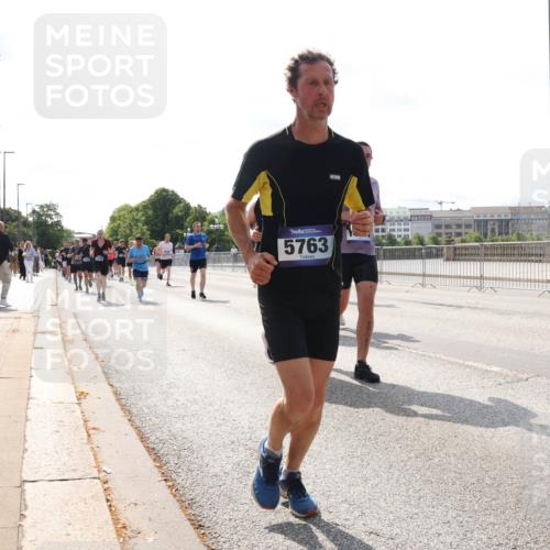 29.06.2025 - hella hamburg halbmarathon Lena Gebhardt http://msf.ph/oto/8374511 29.06.2025 10:02:23 Lombardsbrücke 5763, 1128, 1254, 1364, 1432, 1453, 1702, 1733, 2142, 2322, 2323, 2685, 2712, 2819, 3169, 3225, 3780, 3976, 4066, 4286, 4985, 5742, 5763, 6166, 6295, 6322, 6327, 6595, 6708, 6860, 7031, 7049, 7189, 7223, 7243, 7323, 7869, 7888, 8003, 8364, 8662, 8749, 9020, 9021, 9131, 9156, 9353, 9554, 9741, 9928, 9986, 10177, 10295, 10539, 10866, 11191, 11515, 11554, 11670, 11702, 11782, 11871, 11938, 12315, 12316, 12491, 14471, 14660, 14677, 16420 meine-sportfotos.de