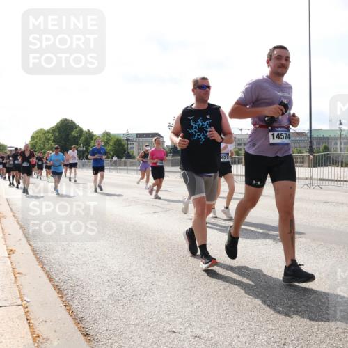29.06.2025 - hella hamburg halbmarathon Lena Gebhardt http://msf.ph/oto/8374727 29.06.2025 10:02:23 Lombardsbrücke 021, 14574, 1128, 1254, 1364, 1432, 1453, 1702, 1733, 2142, 2322, 2323, 2685, 2712, 2819, 3169, 3225, 3780, 3976, 4066, 4286, 4985, 5742, 5763, 6166, 6295, 6322, 6327, 6595, 6708, 6860, 7031, 7049, 7189, 7223, 7243, 7323, 7869, 7888, 8003, 8364, 8662, 8749, 9020, 9021, 9131, 9156, 9353, 9554, 9741, 9928, 9986, 10177, 10295, 10539, 10866, 11191, 11515, 11554, 11670, 11702, 11782, 11871, 11938, 12315, 12316, 12491, 14471, 14660, 14677, 16420 meine-sportfotos.de