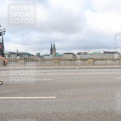 29.06.2025 - hella hamburg halbmarathon Lena Gebhardt http://msf.ph/oto/8374857 29.06.2025 09:13:04 Lombardsbrücke 49 meine-sportfotos.de