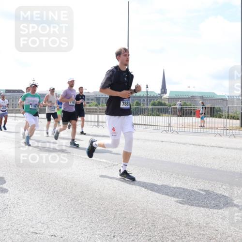 29.06.2025 - hella hamburg halbmarathon Lena Gebhardt http://msf.ph/oto/8374866 29.06.2025 10:15:07 Lombardsbrücke 16, 1745, 1168, 7881, 1296, 935, 1071, 1296, 1379, 1524, 1575, 1745, 2046, 2140, 2281, 2601, 2690, 3025, 3454, 3507, 3509, 3513, 3650, 3691, 3844, 4495, 4641, 5191, 5271, 5608, 5800, 5981, 5986, 6181, 6248, 6317, 6935, 7195, 7439, 7452, 7809, 7810, 7881, 8055, 8237, 8239, 8256, 8275, 8522, 8563, 8609, 8755, 8854, 9113, 9173, 9307, 9423, 9556, 9663, 9709, 9847, 9911, 9975, 9997, 10391, 10589, 10717, 10963, 11271, 11598, 13453, 13500, 15150, 15740 meine-sportfotos.de
