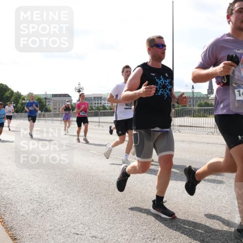 29.06.2025 - hella hamburg halbmarathon Lena Gebhardt http://msf.ph/oto/8374915 29.06.2025 10:02:24 Lombardsbrücke 9020, 14574, 1128, 1254, 1364, 1432, 1453, 1702, 1733, 2142, 2322, 2323, 2685, 2712, 2819, 3169, 3225, 3780, 3976, 4066, 4286, 4985, 5763, 6166, 6295, 6322, 6327, 6708, 6860, 7031, 7049, 7189, 7223, 7243, 7323, 7869, 7888, 8003, 8364, 8662, 8749, 9020, 9021, 9131, 9156, 9353, 9554, 9741, 9928, 9986, 10177, 10295, 10539, 10866, 11191, 11515, 11554, 11670, 11702, 11782, 11871, 11938, 12315, 12316, 12491, 14471, 14660, 14677, 16420 meine-sportfotos.de