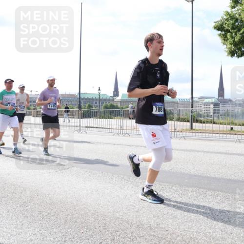 29.06.2025 - hella hamburg halbmarathon Lena Gebhardt http://msf.ph/oto/8374961 29.06.2025 10:15:07 Lombardsbrücke 12634, 1745, 7881, 1071, 1296, 1379, 1524, 1575, 1745, 2046, 2140, 2281, 2601, 2690, 3025, 3454, 3507, 3509, 3513, 3650, 3691, 3844, 4495, 4641, 5191, 5271, 5608, 5800, 5981, 5986, 6181, 6248, 6317, 6935, 7195, 7439, 7452, 7809, 7810, 7881, 8055, 8237, 8239, 8256, 8275, 8522, 8563, 8609, 8755, 8854, 9113, 9173, 9307, 9423, 9556, 9663, 9709, 9847, 9911, 9975, 9997, 10391, 10589, 10717, 10963, 11271, 11598, 13453, 13500, 15150, 15740 meine-sportfotos.de