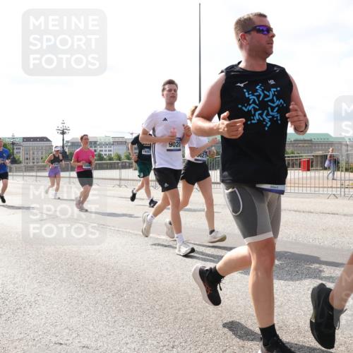 29.06.2025 - hella hamburg halbmarathon Lena Gebhardt http://msf.ph/oto/8374990 29.06.2025 10:02:24 Lombardsbrücke 9020, 021, 1128, 1254, 1364, 1432, 1453, 1702, 1733, 2142, 2322, 2323, 2685, 2712, 2819, 3169, 3225, 3780, 3976, 4066, 4286, 4985, 5763, 6166, 6295, 6322, 6327, 6708, 6860, 7031, 7049, 7189, 7223, 7243, 7323, 7869, 7888, 8003, 8364, 8662, 8749, 9020, 9021, 9131, 9156, 9353, 9554, 9741, 9928, 9986, 10177, 10295, 10539, 10866, 11191, 11515, 11554, 11670, 11702, 11782, 11871, 11938, 12315, 12316, 12491, 14471, 14660, 14677, 16420 meine-sportfotos.de
