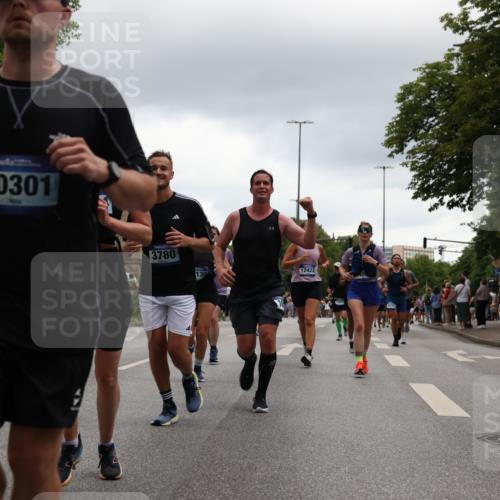 29.06.2025 - hella hamburg halbmarathon Yannick Fuchs http://msf.ph/oto/8375017 29.06.2025 10:54:06 20KM 1019, 1544, 2011, 2091, 2167, 2730, 3169, 3780, 4013, 5272, 6327, 6470, 7259, 8509, 8749, 9006, 9434, 9741, 10271, 10281, 10301, 12422, 12446, 13036, 13847, 13993, 14224, 14471, 14577, 14823, 15083, 15344, 15673, 15901, 16439, 16608, 18130, 18200, 18202, 18254, 18624, 18701, 19178 meine-sportfotos.de