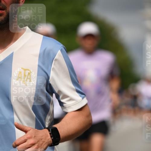 29.06.2025 - hella hamburg halbmarathon Dr. Thomas Lammeyer http://msf.ph/oto/8375042 29.06.2025 10:20:04 Kennedybrücke 1212, 1308, 1651, 2071, 2076, 2436, 2601, 2835, 3167, 4583, 4828, 5046, 5423, 7897, 8057, 8169, 8274, 8554, 8746, 9307, 9601, 9784, 9881, 10292, 10608, 10844, 11113, 11303 meine-sportfotos.de