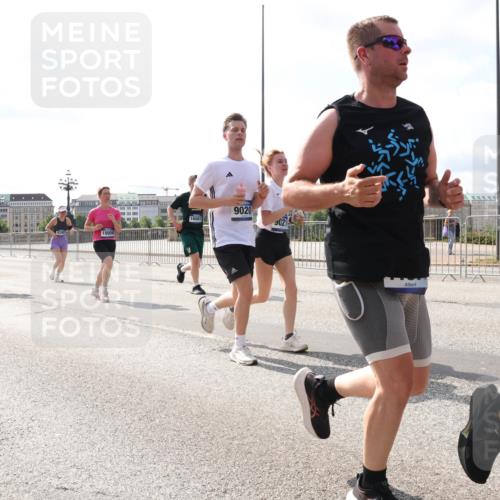 29.06.2025 - hella hamburg halbmarathon Lena Gebhardt http://msf.ph/oto/8375049 29.06.2025 10:02:24 Lombardsbrücke 15008, 9020, 021, 1128, 1254, 1364, 1432, 1453, 1702, 1733, 2142, 2322, 2323, 2685, 2712, 2819, 3169, 3225, 3780, 3976, 4066, 4286, 4985, 5763, 6166, 6295, 6322, 6327, 6708, 6860, 7031, 7049, 7189, 7223, 7243, 7323, 7869, 7888, 8003, 8364, 8662, 8749, 9020, 9021, 9131, 9156, 9353, 9554, 9741, 9928, 9986, 10177, 10295, 10539, 10866, 11191, 11515, 11554, 11670, 11702, 11782, 11871, 11938, 12315, 12316, 12491, 14471, 14660, 14677, 16420 meine-sportfotos.de