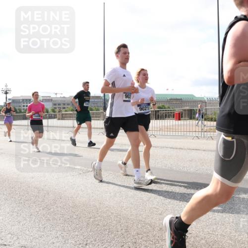 29.06.2025 - hella hamburg halbmarathon Lena Gebhardt http://msf.ph/oto/8375145 29.06.2025 10:02:24 Lombardsbrücke 15008, 902, 9021, 1128, 1254, 1364, 1432, 1453, 1702, 1733, 2142, 2322, 2323, 2685, 2712, 2819, 3169, 3225, 3780, 3976, 4066, 4286, 4985, 5763, 6166, 6295, 6322, 6327, 6708, 6860, 7031, 7049, 7189, 7223, 7243, 7323, 7869, 7888, 8003, 8364, 8662, 8749, 9020, 9021, 9131, 9156, 9353, 9554, 9741, 9928, 9986, 10177, 10295, 10539, 10866, 11191, 11515, 11554, 11670, 11702, 11782, 11871, 11938, 12315, 12316, 12491, 14471, 14660, 14677, 16420 meine-sportfotos.de