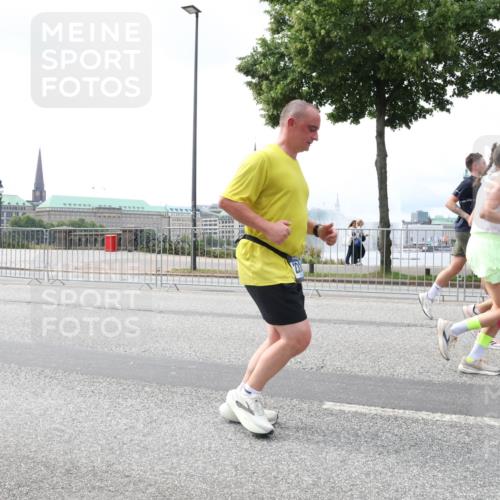 29.06.2025 - hella hamburg halbmarathon Lena Gebhardt http://msf.ph/oto/8375160 29.06.2025 10:39:57 Lombardsbrücke 1058, 1076, 1291, 1586, 1691, 1899, 2019, 2254, 2313, 2572, 2578, 2866, 2888, 2976, 3046, 3237, 3515, 3607, 3808, 3882, 3883, 3884, 4173, 4271, 4298, 4471, 4609, 4752, 5045, 5229, 5263, 5654, 5701, 5877, 5901, 6097, 6321, 6427, 6428, 6548, 6698, 6719, 6726, 6739, 6750, 6890, 6920, 7045, 7053, 7125, 7199, 7429, 7455, 7456, 8107, 8612, 8995, 9569, 9698, 9747, 9777, 10441 meine-sportfotos.de