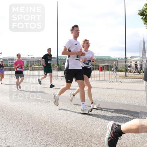 29.06.2025 - hella hamburg halbmarathon Lena Gebhardt http://msf.ph/oto/8375239 29.06.2025 10:02:24 Lombardsbrücke 6295, 15008, 16061, 902, 9021, 1128, 1254, 1364, 1432, 1453, 1702, 1733, 2142, 2322, 2323, 2685, 2712, 2819, 3169, 3225, 3780, 3976, 4066, 4286, 4985, 5763, 6166, 6295, 6322, 6327, 6708, 6860, 7031, 7049, 7189, 7223, 7243, 7323, 7869, 7888, 8003, 8364, 8662, 8749, 9020, 9021, 9131, 9156, 9353, 9554, 9741, 9928, 9986, 10177, 10295, 10539, 10866, 11191, 11515, 11554, 11670, 11702, 11782, 11871, 11938, 12315, 12316, 12491, 14471, 14660, 14677, 16420 meine-sportfotos.de