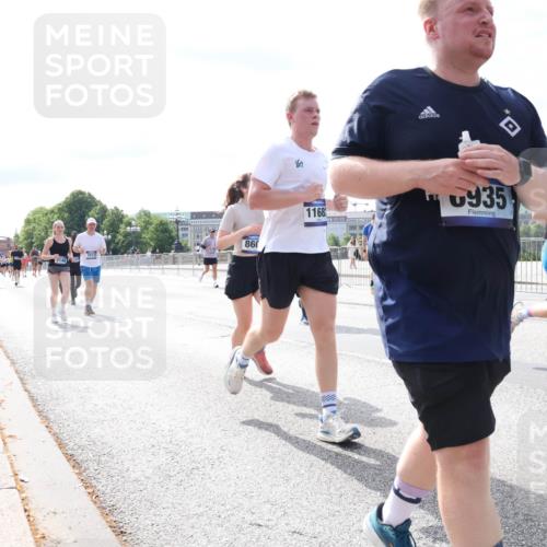 29.06.2025 - hella hamburg halbmarathon Lena Gebhardt http://msf.ph/oto/8375312 29.06.2025 10:15:09 Lombardsbrücke 860, 1168, 0935, 12634, 1071, 1296, 1379, 1524, 1575, 1745, 2046, 2140, 2281, 2601, 2690, 2720, 3025, 3454, 3507, 3509, 3513, 3650, 3691, 3844, 4495, 4641, 5271, 5608, 5800, 5981, 5986, 6181, 6248, 6317, 6935, 7195, 7439, 7452, 7809, 7810, 7881, 8055, 8237, 8239, 8256, 8275, 8522, 8563, 8609, 8755, 8854, 9113, 9173, 9307, 9423, 9556, 9663, 9709, 9847, 9911, 9975, 9997, 10391, 10589, 10717, 10858, 10963, 11271, 11598, 12457, 13453, 13500, 15150, 15740 meine-sportfotos.de