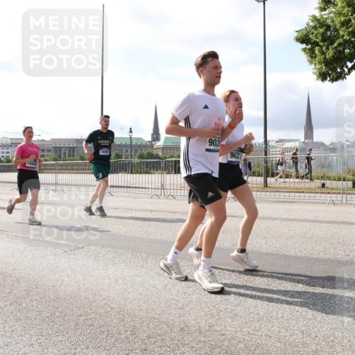 29.06.2025 - hella hamburg halbmarathon Lena Gebhardt http://msf.ph/oto/8375313 29.06.2025 10:02:25 Lombardsbrücke 15008, 000000, 16067, 902, 9021, 1128, 1254, 1364, 1432, 1453, 1702, 1733, 2142, 2322, 2323, 2685, 2712, 2819, 3169, 3225, 3780, 3976, 4066, 4985, 5763, 6166, 6295, 6322, 6327, 6708, 6860, 7031, 7049, 7189, 7223, 7243, 7323, 7869, 7888, 8003, 8364, 8662, 8749, 9020, 9021, 9131, 9156, 9353, 9554, 9741, 9928, 9986, 10177, 10295, 10539, 10866, 11191, 11515, 11554, 11670, 11702, 11782, 11871, 11938, 12315, 12316, 12491, 14471, 14660, 14677, 16420 meine-sportfotos.de