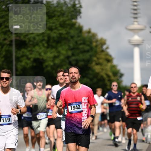 29.06.2025 - hella hamburg halbmarathon Dr. Thomas Lammeyer http://msf.ph/oto/8375361 29.06.2025 09:58:21 Kennedybrücke 1119, 1342, 1399, 1750, 1817, 1942, 2020, 2222, 2367, 2442, 2470, 2561, 2670, 2816, 2889, 2955, 3562, 4017, 4029, 4816, 5020, 5447, 5706, 5884, 6290, 6819, 6978, 6991, 7087, 7274, 7297, 7335, 7908, 8142, 8374, 8482, 8698, 8916, 8981, 9038, 9051, 9710, 9924, 10057, 10529, 11125, 11422 meine-sportfotos.de