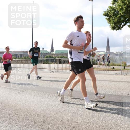 29.06.2025 - hella hamburg halbmarathon Lena Gebhardt http://msf.ph/oto/8375390 29.06.2025 10:02:25 Lombardsbrücke 16067, 1128, 1254, 1364, 1432, 1453, 1702, 1733, 2142, 2322, 2323, 2685, 2712, 2819, 3169, 3225, 3780, 3976, 4066, 4985, 5763, 6166, 6295, 6322, 6327, 6708, 6860, 7031, 7049, 7189, 7223, 7243, 7323, 7869, 7888, 8003, 8364, 8662, 8749, 9020, 9021, 9131, 9156, 9353, 9554, 9741, 9928, 9986, 10177, 10295, 10539, 10866, 11191, 11515, 11554, 11670, 11702, 11782, 11871, 11938, 12315, 12316, 12491, 14471, 14660, 14677, 16420 meine-sportfotos.de