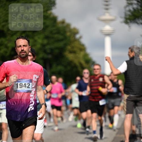29.06.2025 - hella hamburg halbmarathon Dr. Thomas Lammeyer http://msf.ph/oto/8375414 29.06.2025 09:58:22 Kennedybrücke 1119, 1342, 1399, 1750, 1817, 1942, 2020, 2222, 2367, 2442, 2470, 2561, 2670, 2816, 2889, 2955, 3562, 4017, 4029, 4816, 5020, 5447, 5706, 5884, 6290, 6819, 6978, 6991, 7087, 7274, 7297, 7335, 7908, 8142, 8374, 8482, 8698, 8916, 8981, 9038, 9051, 9710, 9924, 10057, 11125, 11422 meine-sportfotos.de