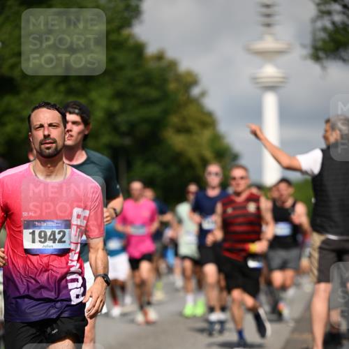29.06.2025 - hella hamburg halbmarathon Dr. Thomas Lammeyer http://msf.ph/oto/8375423 29.06.2025 09:58:22 Kennedybrücke 1119, 1342, 1399, 1750, 1817, 1942, 2020, 2222, 2367, 2442, 2470, 2561, 2670, 2816, 2889, 2955, 3562, 4017, 4029, 4816, 5020, 5447, 5706, 5884, 6290, 6819, 6978, 6991, 7087, 7274, 7297, 7335, 7908, 8142, 8374, 8482, 8698, 8916, 8981, 9038, 9051, 9710, 9924, 10057, 11125, 11422 meine-sportfotos.de