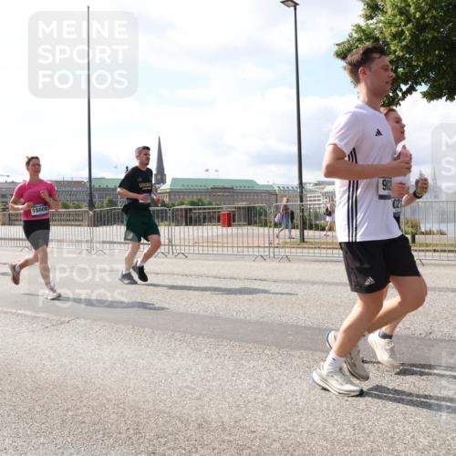 29.06.2025 - hella hamburg halbmarathon Lena Gebhardt http://msf.ph/oto/8375462 29.06.2025 10:02:25 Lombardsbrücke 15008, 1128, 1254, 1364, 1432, 1453, 1702, 1733, 2142, 2322, 2323, 2685, 2712, 2819, 3169, 3225, 3780, 3976, 4066, 4985, 5763, 6166, 6295, 6322, 6327, 6708, 6860, 7031, 7049, 7189, 7223, 7243, 7323, 7869, 7888, 8003, 8364, 8662, 8749, 9020, 9021, 9131, 9156, 9353, 9554, 9741, 9928, 9986, 10177, 10295, 10539, 10866, 11191, 11515, 11554, 11670, 11702, 11782, 11871, 11938, 12315, 12316, 12491, 14471, 14660, 14677, 16420 meine-sportfotos.de