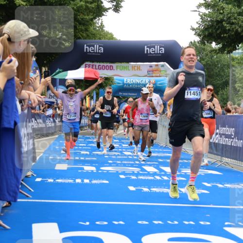 29.06.2025 - hella hamburg halbmarathon Strokosch-Dieckow http://msf.ph/oto/8375507 29.06.2025 10:48:28 Ziel 1163, 1176, 1537, 2213, 3747, 5129, 5362, 5421, 5528, 6081, 6923, 8216, 9262, 10000, 10860, 11451, 11579, 12149, 12549, 12690, 12840, 13962, 14033, 14990, 15573, 15808, 15917, 17395, 17745, 17855, 18251, 18790, 18815, 18923 meine-sportfotos.de
