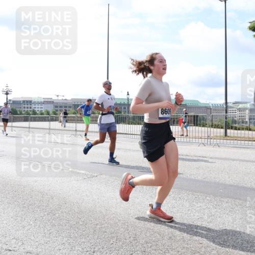 29.06.2025 - hella hamburg halbmarathon Lena Gebhardt http://msf.ph/oto/8375602 29.06.2025 10:15:10 Lombardsbrücke 3513, 8609, 1071, 1296, 1379, 1524, 1575, 1745, 2046, 2140, 2281, 2601, 2690, 2720, 3025, 3454, 3507, 3509, 3513, 3650, 3691, 3844, 4495, 4641, 5271, 5608, 5800, 5981, 5986, 6181, 6248, 6317, 6935, 7195, 7439, 7452, 7809, 7810, 7881, 8055, 8237, 8239, 8256, 8275, 8522, 8563, 8609, 8755, 8854, 9113, 9173, 9307, 9423, 9556, 9709, 9847, 9911, 9975, 9997, 10391, 10589, 10717, 10858, 10963, 11271, 11598, 12457, 12521, 13197, 13453, 13500, 15150, 15740 meine-sportfotos.de