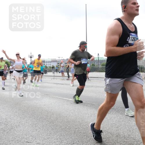 29.06.2025 - hella hamburg halbmarathon Lena Gebhardt http://msf.ph/oto/8375625 29.06.2025 10:39:58 Lombardsbrücke 8622, 18157, 11874, 13644, 17371, 1263, 1058, 1076, 1291, 1586, 1691, 1899, 2019, 2254, 2313, 2515, 2572, 2578, 2866, 2888, 2976, 3046, 3237, 3515, 3607, 3808, 3882, 3883, 3884, 4173, 4271, 4298, 4471, 4609, 4752, 5045, 5229, 5263, 5654, 5701, 5877, 5901, 6097, 6427, 6428, 6548, 6698, 6719, 6726, 6739, 6750, 6866, 6876, 6890, 6920, 7045, 7053, 7125, 7174, 7199, 7429, 7455, 7456, 7675, 7850, 8107, 8612, 8995, 9569, 9698, 9747, 9777, 10441 meine-sportfotos.de