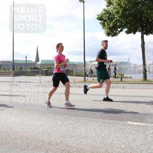 29.06.2025 - hella hamburg halbmarathon Lena Gebhardt http://msf.ph/oto/8375766 29.06.2025 10:02:26 Lombardsbrücke 0866, 1500, 1128, 1254, 1364, 1432, 1453, 1702, 1733, 2142, 2322, 2323, 2685, 2712, 2819, 3169, 3225, 3780, 3976, 4066, 4985, 5763, 6166, 6295, 6322, 6708, 6860, 7031, 7049, 7189, 7223, 7243, 7323, 7869, 7888, 8003, 8364, 8624, 8662, 8749, 9020, 9021, 9131, 9156, 9353, 9554, 9741, 9928, 9986, 10177, 10295, 10539, 10866, 11191, 11515, 11554, 11670, 11702, 11782, 11871, 11938, 12315, 12316, 12491, 14471, 14660, 14677, 16420 meine-sportfotos.de
