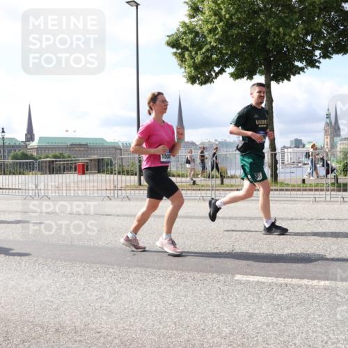 29.06.2025 - hella hamburg halbmarathon Lena Gebhardt http://msf.ph/oto/8375948 29.06.2025 10:02:26 Lombardsbrücke 1128, 1254, 1364, 1432, 1453, 1702, 1733, 2142, 2322, 2323, 2685, 2712, 2819, 3169, 3225, 3780, 3976, 4066, 4985, 5763, 6166, 6295, 6322, 6708, 6860, 7031, 7049, 7189, 7223, 7243, 7323, 7869, 7888, 8003, 8364, 8624, 8662, 8749, 9020, 9021, 9131, 9156, 9353, 9554, 9741, 9928, 9986, 10177, 10295, 10539, 10866, 11191, 11515, 11554, 11670, 11702, 11782, 11871, 11938, 12315, 12316, 12491, 14471, 14660, 14677, 16420 meine-sportfotos.de