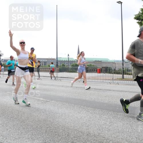 29.06.2025 - hella hamburg halbmarathon Lena Gebhardt http://msf.ph/oto/8376026 29.06.2025 10:39:59 Lombardsbrücke 6698, 1874, 1737, 1058, 1076, 1291, 1586, 1691, 1899, 2019, 2254, 2313, 2515, 2572, 2578, 2866, 2888, 2976, 3046, 3237, 3515, 3607, 3808, 3882, 3883, 3884, 4173, 4271, 4298, 4471, 4609, 4752, 4756, 5045, 5113, 5229, 5263, 5351, 5352, 5654, 5701, 5877, 5901, 6097, 6427, 6428, 6548, 6698, 6719, 6726, 6739, 6750, 6866, 6876, 6890, 6920, 7045, 7053, 7125, 7174, 7199, 7429, 7455, 7456, 7675, 7850, 8107, 8612, 8995, 9569, 9747, 9777, 10441 meine-sportfotos.de