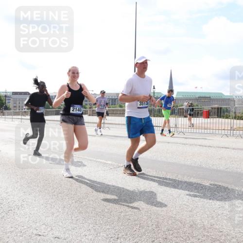 29.06.2025 - hella hamburg halbmarathon Lena Gebhardt http://msf.ph/oto/8376050 29.06.2025 10:15:12 Lombardsbrücke 8237, 0317, 2140, 3513, 2600, 1071, 1296, 1379, 1524, 1575, 1745, 2046, 2140, 2281, 2601, 2690, 2720, 3025, 3454, 3507, 3509, 3513, 3650, 3691, 3844, 4495, 4641, 5271, 5608, 5739, 5800, 5986, 6181, 6248, 6317, 6935, 7195, 7439, 7452, 7809, 7810, 7881, 8055, 8237, 8239, 8256, 8275, 8522, 8563, 8609, 8755, 8854, 9113, 9173, 9307, 9423, 9847, 9911, 9975, 9997, 10391, 10589, 10717, 10858, 10963, 11271, 11598, 12457, 12521, 13197, 13453, 13500, 15150, 15740 meine-sportfotos.de
