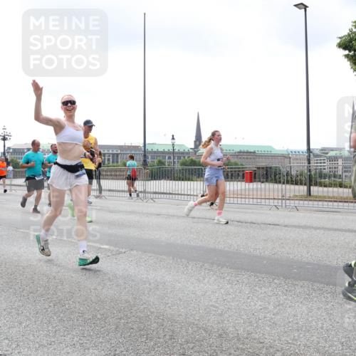 29.06.2025 - hella hamburg halbmarathon Lena Gebhardt http://msf.ph/oto/8376090 29.06.2025 10:39:59 Lombardsbrücke 6698, 11874, 1058, 1076, 1291, 1586, 1691, 1899, 2019, 2254, 2313, 2515, 2572, 2578, 2866, 2888, 2976, 3046, 3237, 3515, 3607, 3808, 3882, 3883, 3884, 4173, 4271, 4298, 4471, 4609, 4752, 4756, 5045, 5113, 5229, 5263, 5351, 5352, 5654, 5701, 5877, 5901, 6097, 6427, 6428, 6548, 6698, 6719, 6726, 6739, 6750, 6866, 6876, 6890, 6920, 7045, 7053, 7125, 7174, 7199, 7429, 7455, 7456, 7675, 7850, 8107, 8612, 8995, 9569, 9747, 9777, 10441 meine-sportfotos.de