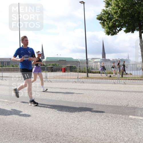 29.06.2025 - hella hamburg halbmarathon Lena Gebhardt http://msf.ph/oto/8376121 29.06.2025 10:02:27 Lombardsbrücke 1128, 1254, 1364, 1432, 1453, 1702, 1733, 2142, 2322, 2323, 2685, 2712, 2819, 3169, 3225, 3780, 3919, 3976, 4066, 4985, 5763, 6166, 6295, 6322, 6708, 6860, 7031, 7049, 7189, 7223, 7243, 7323, 7869, 7888, 8003, 8364, 8624, 8662, 8749, 9020, 9021, 9131, 9156, 9353, 9554, 9741, 9928, 9986, 10177, 10295, 10539, 10866, 11191, 11250, 11515, 11554, 11670, 11702, 11782, 11871, 11938, 11968, 12315, 12316, 12491, 14660, 14677, 16420 meine-sportfotos.de