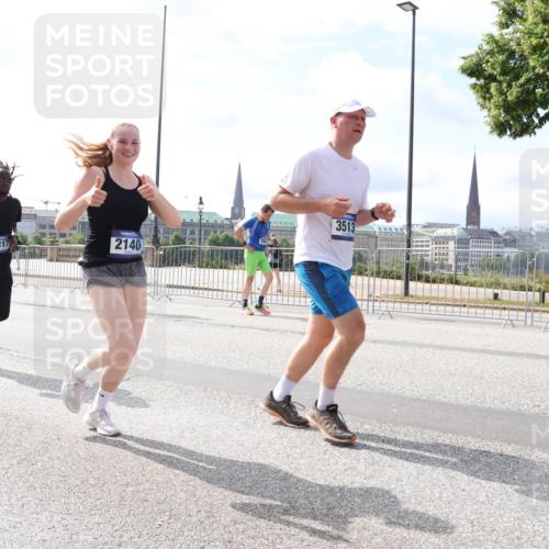 29.06.2025 - hella hamburg halbmarathon Lena Gebhardt http://msf.ph/oto/8376144 29.06.2025 10:15:12 Lombardsbrücke 6317, 2140, 3513, 1071, 1296, 1379, 1524, 1575, 1745, 2046, 2140, 2281, 2601, 2690, 2720, 3025, 3454, 3507, 3509, 3513, 3650, 3691, 3844, 4495, 4641, 5271, 5608, 5739, 5800, 5986, 6181, 6248, 6317, 6935, 7195, 7439, 7452, 7809, 7810, 7881, 8055, 8237, 8239, 8256, 8275, 8522, 8563, 8609, 8755, 8854, 9113, 9173, 9307, 9423, 9847, 9911, 9975, 9997, 10391, 10589, 10717, 10858, 10963, 11271, 11598, 12457, 12521, 13197, 13453, 13500, 15150, 15740 meine-sportfotos.de