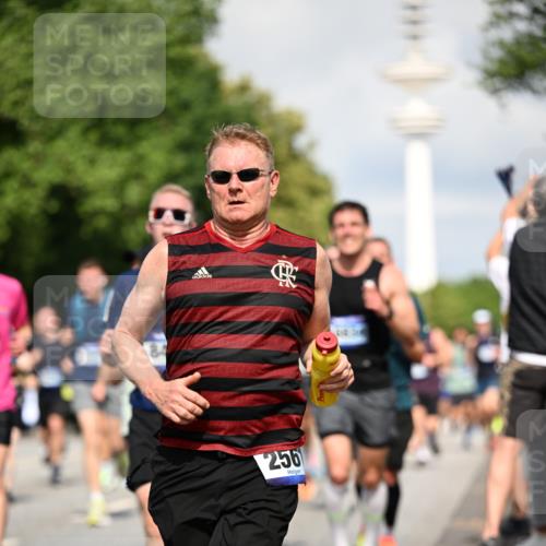 29.06.2025 - hella hamburg halbmarathon Dr. Thomas Lammeyer http://msf.ph/oto/8376217 29.06.2025 09:58:25 Kennedybrücke 1119, 1342, 1399, 1750, 1817, 1942, 2020, 2222, 2367, 2442, 2470, 2561, 2670, 2816, 2889, 2955, 3562, 4017, 4816, 5020, 5447, 5884, 6290, 6819, 6978, 6991, 7087, 7274, 7297, 7335, 7508, 7908, 8142, 8374, 8482, 8657, 8698, 8916, 8981, 9038, 9051, 9710, 9924, 9931, 10057, 11125, 11422 meine-sportfotos.de