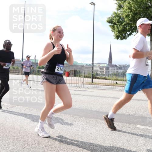 29.06.2025 - hella hamburg halbmarathon Lena Gebhardt http://msf.ph/oto/8376254 29.06.2025 10:15:13 Lombardsbrücke 6317, 2140, 1071, 1296, 1379, 1524, 1575, 1745, 2046, 2140, 2281, 2601, 2690, 2720, 3025, 3454, 3507, 3509, 3513, 3650, 3691, 3844, 4495, 4641, 5271, 5608, 5739, 5800, 5986, 6181, 6248, 6317, 6935, 7195, 7439, 7452, 7809, 7810, 7881, 8055, 8237, 8239, 8256, 8275, 8522, 8563, 8609, 8854, 9113, 9173, 9307, 9423, 9847, 9911, 9975, 9997, 10391, 10589, 10717, 10858, 10963, 11271, 11598, 12457, 12521, 13197, 13453, 13500, 15150, 15740 meine-sportfotos.de