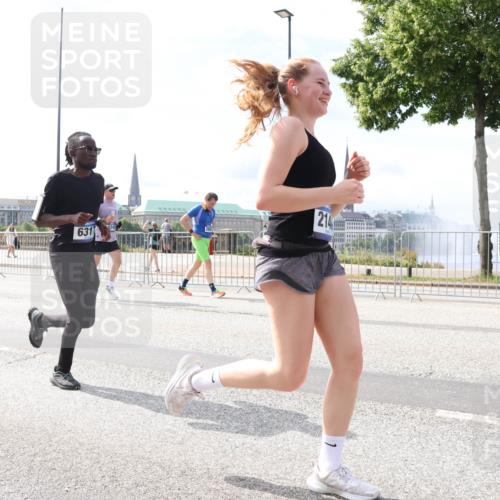 29.06.2025 - hella hamburg halbmarathon Lena Gebhardt http://msf.ph/oto/8376297 29.06.2025 10:15:13 Lombardsbrücke 214, 631, 1071, 1296, 1379, 1524, 1575, 1745, 2046, 2140, 2281, 2601, 2690, 2720, 3025, 3454, 3507, 3509, 3513, 3650, 3691, 3844, 4495, 4641, 5271, 5608, 5739, 5800, 5986, 6181, 6248, 6317, 6935, 7195, 7439, 7452, 7809, 7810, 7881, 8055, 8237, 8239, 8256, 8275, 8522, 8563, 8609, 8854, 9113, 9173, 9307, 9423, 9847, 9911, 9975, 9997, 10391, 10589, 10717, 10858, 10963, 11271, 11598, 12457, 12521, 13197, 13453, 13500, 15150, 15740 meine-sportfotos.de