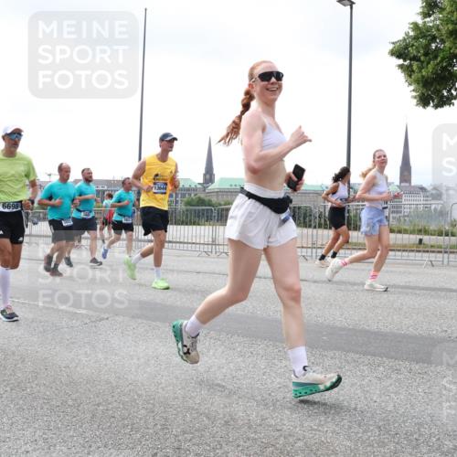 29.06.2025 - hella hamburg halbmarathon Lena Gebhardt http://msf.ph/oto/8376348 29.06.2025 10:40:00 Lombardsbrücke 1874, 6698, 13644, 1018, 1037, 1058, 1076, 1291, 1586, 1691, 1899, 2019, 2109, 2254, 2313, 2515, 2572, 2578, 2866, 2888, 2976, 3046, 3237, 3515, 3607, 3808, 3882, 3883, 3884, 4173, 4271, 4298, 4471, 4609, 4752, 4756, 5045, 5113, 5229, 5263, 5351, 5352, 5654, 5701, 5877, 5901, 6097, 6427, 6428, 6548, 6673, 6698, 6719, 6726, 6739, 6750, 6866, 6876, 6890, 6920, 7045, 7053, 7125, 7174, 7199, 7429, 7455, 7456, 7675, 7850, 8107, 8612, 9569, 9747, 9777, 10441 meine-sportfotos.de