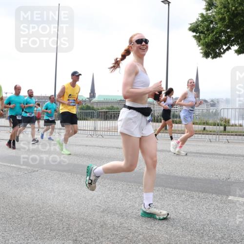 29.06.2025 - hella hamburg halbmarathon Lena Gebhardt http://msf.ph/oto/8376391 29.06.2025 10:40:00 Lombardsbrücke 0698, 1018, 1037, 1058, 1076, 1291, 1586, 1691, 1899, 2019, 2109, 2254, 2313, 2515, 2572, 2578, 2866, 2888, 2976, 3046, 3237, 3515, 3607, 3808, 3882, 3883, 3884, 4173, 4271, 4298, 4471, 4609, 4752, 4756, 5045, 5113, 5229, 5263, 5351, 5352, 5654, 5701, 5877, 5901, 6097, 6427, 6428, 6548, 6673, 6698, 6719, 6726, 6739, 6750, 6866, 6876, 6890, 6920, 7045, 7053, 7125, 7174, 7199, 7429, 7455, 7456, 7675, 7850, 8107, 8612, 9569, 9747, 9777, 10441 meine-sportfotos.de