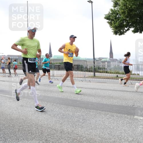29.06.2025 - hella hamburg halbmarathon Lena Gebhardt http://msf.ph/oto/8376590 29.06.2025 10:40:01 Lombardsbrücke 8157, 8699, 13644, 1018, 1037, 1058, 1076, 1291, 1586, 1691, 1899, 2019, 2109, 2254, 2313, 2515, 2572, 2578, 2866, 2888, 2976, 3046, 3237, 3515, 3607, 3808, 3882, 3883, 3884, 4173, 4271, 4298, 4471, 4609, 4752, 4756, 5045, 5113, 5229, 5263, 5351, 5352, 5654, 5701, 5877, 5901, 6097, 6427, 6428, 6548, 6673, 6698, 6719, 6726, 6739, 6750, 6866, 6876, 6890, 6920, 7045, 7053, 7108, 7125, 7174, 7199, 7429, 7455, 7456, 7675, 7850, 8107, 8612, 9747, 9777, 10441 meine-sportfotos.de