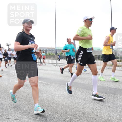29.06.2025 - hella hamburg halbmarathon Lena Gebhardt http://msf.ph/oto/8376663 29.06.2025 10:40:01 Lombardsbrücke 8622, 08007, 19, 66, 136, 1018, 1037, 1058, 1076, 1291, 1586, 1691, 1899, 2019, 2109, 2254, 2313, 2515, 2572, 2578, 2866, 2888, 2976, 3046, 3237, 3515, 3607, 3808, 3882, 3883, 3884, 4173, 4271, 4298, 4471, 4609, 4752, 4756, 5045, 5113, 5229, 5263, 5351, 5352, 5654, 5701, 5877, 5901, 6097, 6427, 6428, 6548, 6673, 6698, 6719, 6726, 6739, 6750, 6866, 6876, 6890, 6920, 7045, 7053, 7108, 7125, 7174, 7199, 7429, 7455, 7456, 7675, 7850, 8107, 8612, 9747, 9777, 10441 meine-sportfotos.de