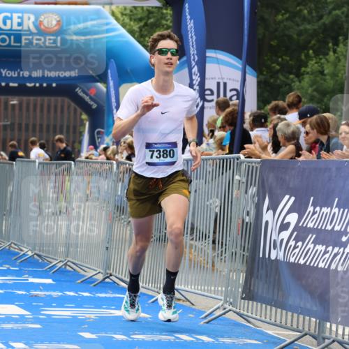 29.06.2025 - hella hamburg halbmarathon Strokosch-Dieckow http://msf.ph/oto/8376748 29.06.2025 10:26:22 Ziel 7380, 14728, 17040 meine-sportfotos.de