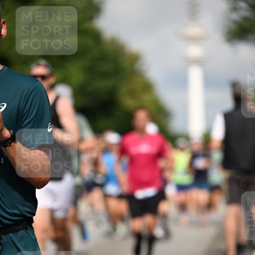 29.06.2025 - hella hamburg halbmarathon Dr. Thomas Lammeyer http://msf.ph/oto/8376850 29.06.2025 09:58:29 Kennedybrücke 1119, 1342, 1549, 1817, 1942, 2222, 2367, 2442, 2561, 2670, 2816, 2889, 2955, 3562, 4017, 5447, 5884, 6290, 6389, 6923, 6978, 6991, 7087, 7274, 7297, 7335, 7508, 7908, 8482, 8657, 8698, 8916, 8981, 9038, 9661, 9710, 9924, 9931, 10057, 11125, 11422 meine-sportfotos.de