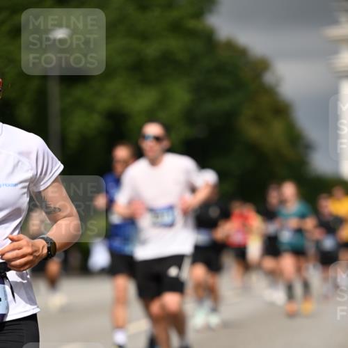29.06.2025 - hella hamburg halbmarathon Dr. Thomas Lammeyer http://msf.ph/oto/8376883 29.06.2025 10:20:11 Kennedybrücke 1212, 1308, 1651, 2071, 2165, 2436, 2601, 2803, 2835, 4583, 4637, 4828, 5046, 7158, 8057, 8169, 8274, 8295, 8554, 8746, 9307, 9601, 9784, 9802, 9810, 9881, 10107, 10139, 10141, 10183, 10292, 10844, 11113, 11303 meine-sportfotos.de