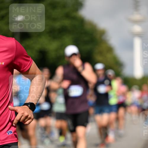29.06.2025 - hella hamburg halbmarathon Dr. Thomas Lammeyer http://msf.ph/oto/8377091 29.06.2025 09:58:32 Kennedybrücke 1119, 1549, 1817, 1942, 2222, 2367, 2442, 2561, 2592, 2596, 2670, 2816, 2955, 3562, 4017, 5447, 5884, 6290, 6389, 6723, 6923, 6978, 6991, 7274, 7335, 7508, 7908, 8482, 8657, 8698, 8916, 8981, 9038, 9661, 9710, 9924, 9931, 10057, 11125, 11422 meine-sportfotos.de