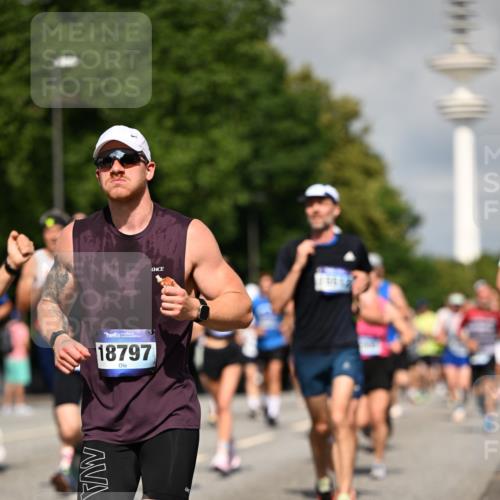 29.06.2025 - hella hamburg halbmarathon Dr. Thomas Lammeyer http://msf.ph/oto/8377137 29.06.2025 09:58:33 Kennedybrücke 1119, 1549, 1817, 1942, 2222, 2367, 2442, 2561, 2592, 2596, 2670, 2816, 2955, 3562, 4017, 4832, 5447, 5884, 6290, 6389, 6723, 6923, 6978, 6991, 7274, 7335, 7508, 7908, 8117, 8482, 8657, 8698, 8916, 8981, 9038, 9661, 9710, 9924, 9931, 10057, 11125, 11422 meine-sportfotos.de