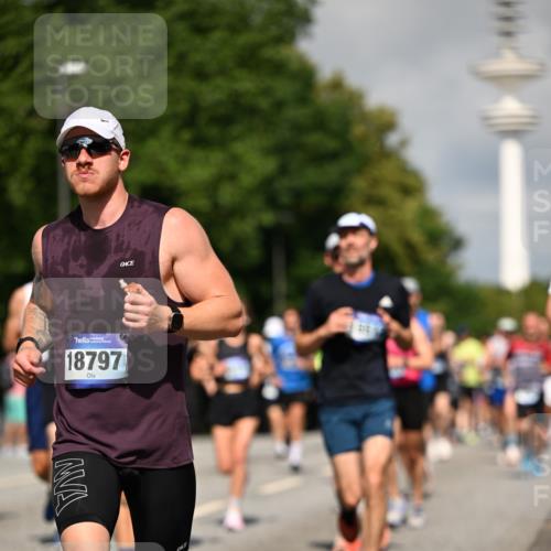 29.06.2025 - hella hamburg halbmarathon Dr. Thomas Lammeyer http://msf.ph/oto/8377151 29.06.2025 09:58:33 Kennedybrücke 1119, 1549, 1817, 1942, 2222, 2367, 2442, 2561, 2592, 2596, 2670, 2816, 2955, 3562, 4017, 4832, 5447, 5884, 6290, 6389, 6723, 6923, 6978, 6991, 7274, 7335, 7508, 7908, 8117, 8482, 8657, 8698, 8916, 8981, 9038, 9661, 9710, 9924, 9931, 10057, 11125, 11422 meine-sportfotos.de