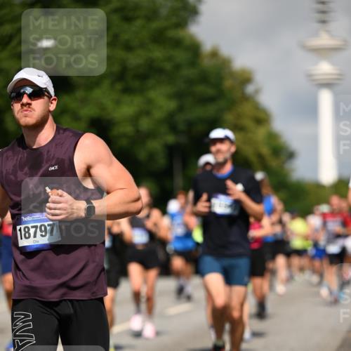 29.06.2025 - hella hamburg halbmarathon Dr. Thomas Lammeyer http://msf.ph/oto/8377162 29.06.2025 09:58:33 Kennedybrücke 1119, 1549, 1817, 1942, 2222, 2367, 2442, 2561, 2592, 2596, 2670, 2816, 2955, 3562, 4017, 4832, 5447, 5884, 6290, 6389, 6723, 6923, 6978, 6991, 7274, 7335, 7508, 7908, 8117, 8482, 8657, 8698, 8916, 8981, 9038, 9661, 9710, 9924, 9931, 10057, 11125, 11422 meine-sportfotos.de
