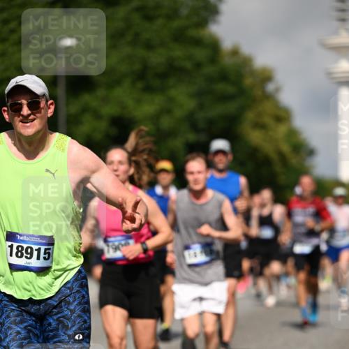 29.06.2025 - hella hamburg halbmarathon Dr. Thomas Lammeyer http://msf.ph/oto/8377272 29.06.2025 09:58:36 Kennedybrücke 1549, 1817, 2222, 2367, 2561, 2592, 2596, 2670, 2816, 2955, 3562, 4017, 4832, 5447, 5705, 6290, 6389, 6723, 6923, 6978, 6991, 7274, 7335, 7508, 7908, 8117, 8482, 8657, 8698, 8916, 8981, 9038, 9661, 9710, 9924, 9931, 10057, 10122, 11125, 11422 meine-sportfotos.de