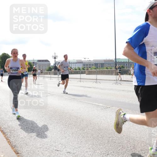 29.06.2025 - hella hamburg halbmarathon Lena Gebhardt http://msf.ph/oto/8377491 29.06.2025 10:15:18 Lombardsbrücke 5986, 15150, 1524, 1071, 1296, 1379, 1440, 1524, 1575, 1745, 2110, 2140, 2281, 2601, 2690, 2720, 3025, 3417, 3507, 3509, 3513, 3650, 3844, 4495, 4641, 5069, 5271, 5608, 5739, 5800, 5986, 6181, 6248, 6317, 7195, 7439, 7452, 7809, 7810, 7881, 8237, 8239, 8256, 8275, 8522, 8563, 8609, 8854, 9113, 9307, 9423, 9657, 9847, 9911, 9975, 9997, 10589, 10717, 10775, 10858, 10963, 11271, 11598, 12457, 12521, 13197, 13453, 13500, 14413, 15150, 15740 meine-sportfotos.de