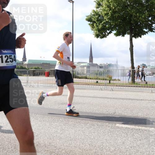 29.06.2025 - hella hamburg halbmarathon Lena Gebhardt http://msf.ph/oto/8377535 29.06.2025 10:02:30 Lombardsbrücke 1254, 1128, 1254, 1432, 1453, 1702, 1733, 2142, 2322, 2323, 2685, 2712, 2819, 3169, 3225, 3780, 3919, 3976, 4066, 4985, 5734, 5763, 6166, 6295, 6322, 6708, 6752, 6860, 7031, 7049, 7223, 7243, 7323, 7869, 7888, 8003, 8364, 8624, 8662, 8749, 9006, 9020, 9021, 9131, 9156, 9353, 9554, 9741, 9928, 9986, 10128, 10295, 10539, 10866, 11191, 11250, 11515, 11554, 11670, 11702, 11782, 11871, 11938, 11968, 12315, 12316, 12491 meine-sportfotos.de
