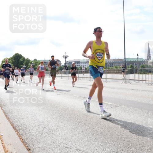 29.06.2025 - hella hamburg halbmarathon Lena Gebhardt http://msf.ph/oto/8377542 29.06.2025 10:15:20 Lombardsbrücke 9847, 1893, 527, 1296, 1379, 1440, 1524, 1575, 1745, 2110, 2140, 2281, 2720, 2989, 3025, 3417, 3507, 3509, 3513, 3650, 3844, 4466, 4495, 4641, 5069, 5271, 5608, 5739, 5800, 5986, 6181, 6248, 6317, 6576, 7439, 7452, 7809, 7810, 7881, 8237, 8239, 8256, 8275, 8522, 8563, 8609, 8854, 9113, 9307, 9423, 9657, 9847, 9911, 9975, 9997, 10589, 10717, 10775, 10858, 10963, 11271, 11598, 12457, 12521, 13197, 13453, 13500, 14413, 14552, 15150, 15307, 15740 meine-sportfotos.de